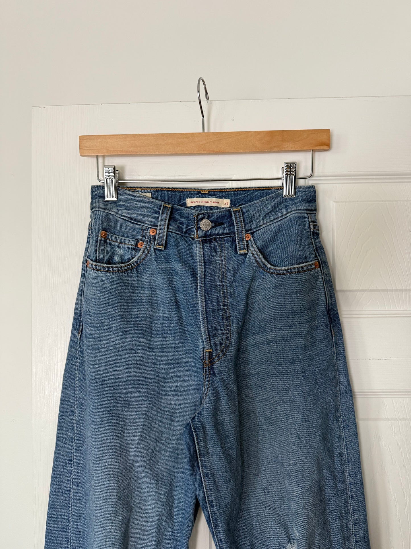 Levi’s Ribcage Straight Ankle Jeans