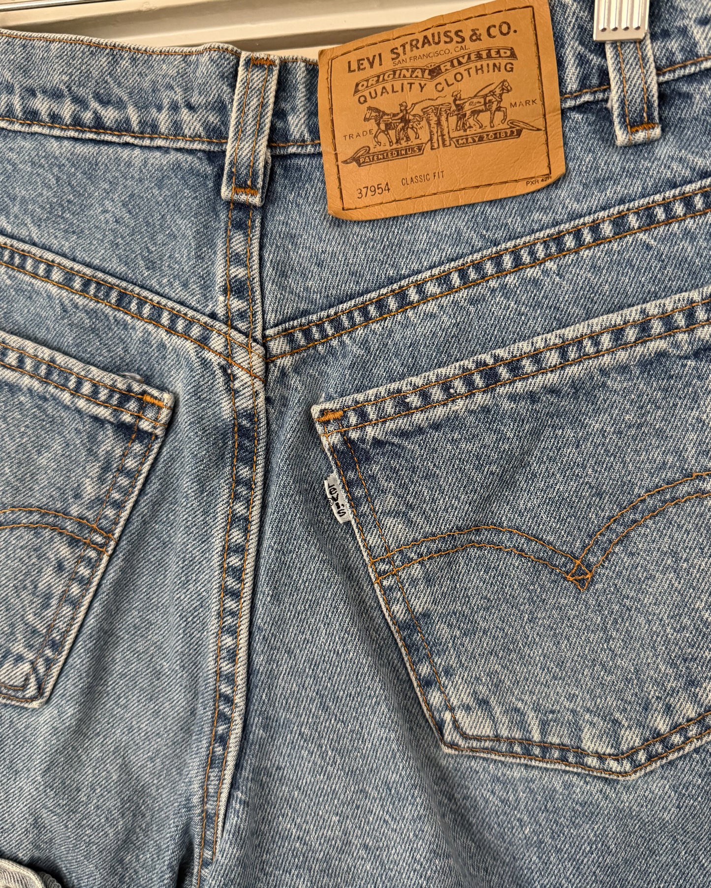 Vintage High Rise Levi’s 910 Classic Fit Shorts