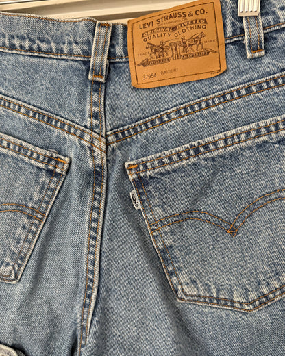 Vintage High Rise Levi’s 910 Classic Fit Shorts