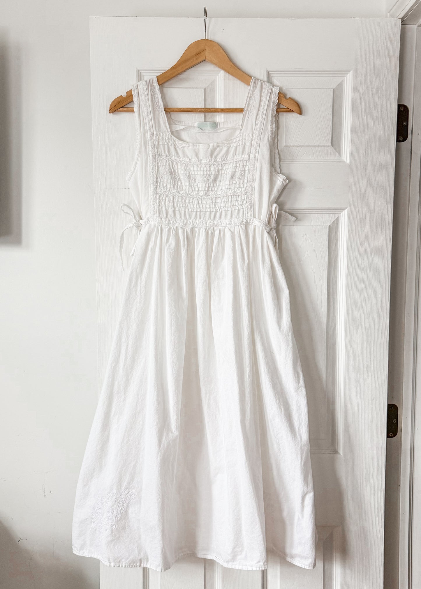 Vintage White ruffles dress