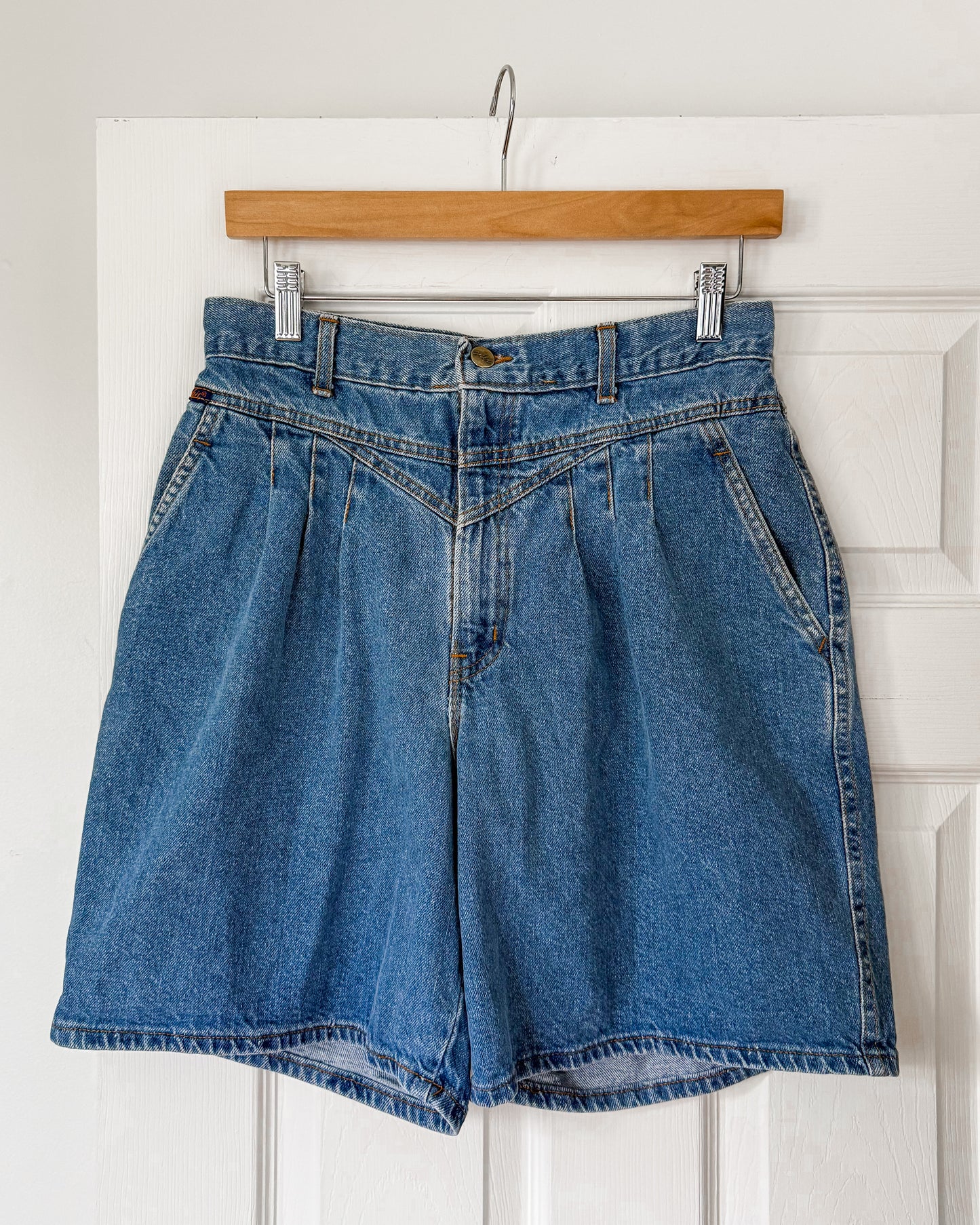 Vintage Chic Pleated Denim Shortss